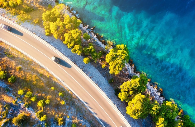 Vista de la carretera a lo largo de la costa desde el dron Viajar en coche en verano La costa del mar y la carretera La costa de Europa