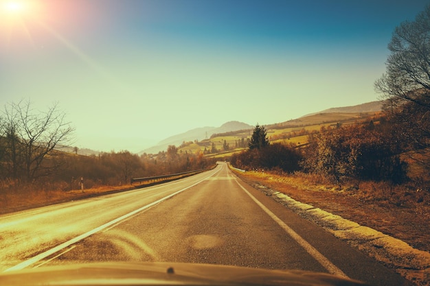 Vista de la carretera a las montañas durante el amanecer en otoño montañas de los Cárpatos Ucrania