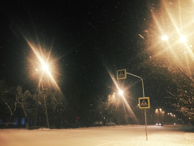 Foto vista de la carretera por la noche durante el invierno