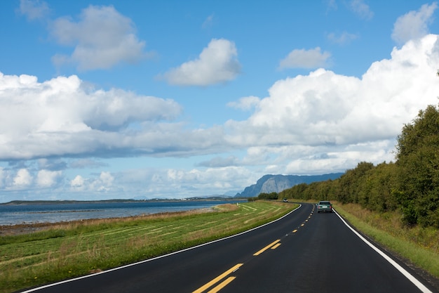 Vista de la carretera noruega y hermosos paisajes circundantes.