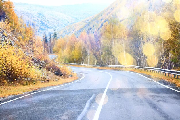 vista de la carretera de otoño, paisaje de viaje de libertad