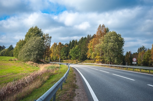 Vista de la carretera en otoño. De viaje