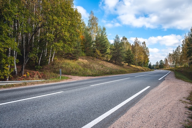 Vista de la carretera en otoño.