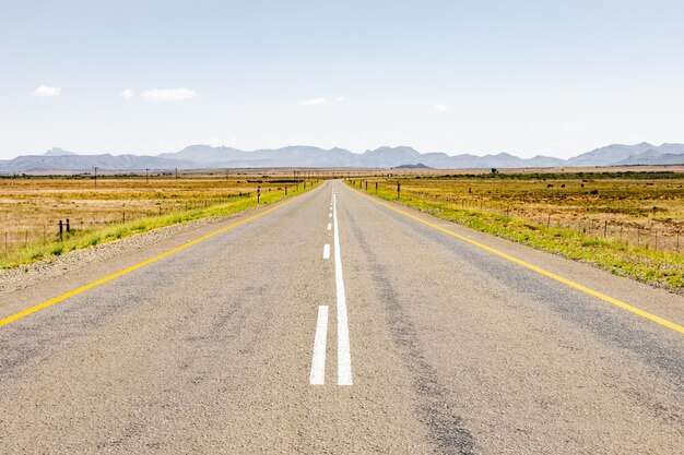 Vista de una carretera rural vacía en la Sudáfrica rural