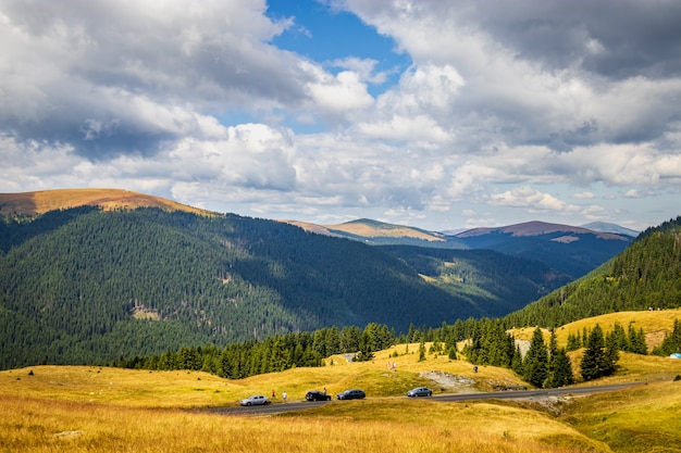 Vista de la carretera Transalpina en los Cárpatos en Rumania