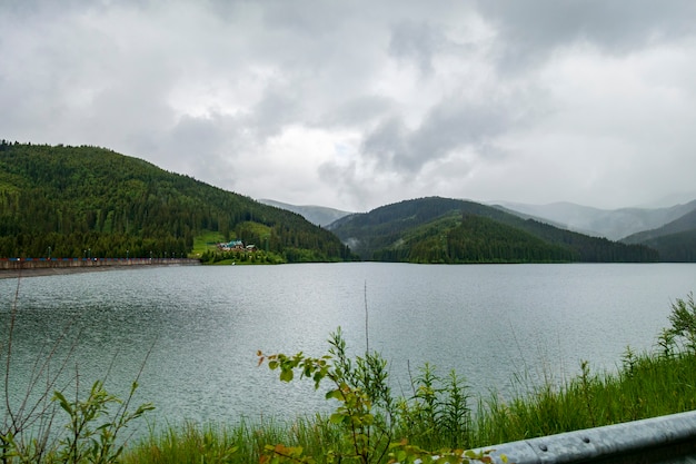 Vista desde la carretera Transbucegi en las montañas de Bucegi, Rumania, nublado día de primavera