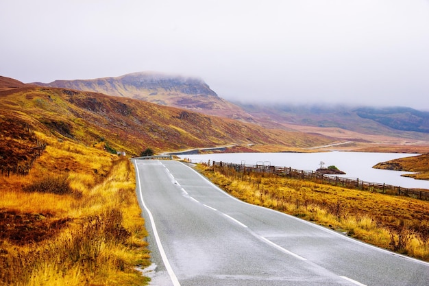 Vista de la carretera a través del paisaje contra el cielo durante el invierno