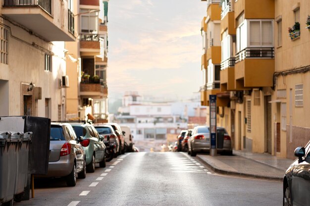 Vista de la carretera vacía temprano en la mañana. Calle sin gente al amanecer.