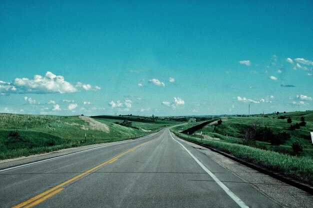 Foto vista de la carretera vacía