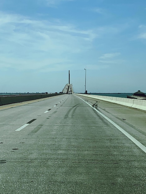 Foto vista de la carretera vacía