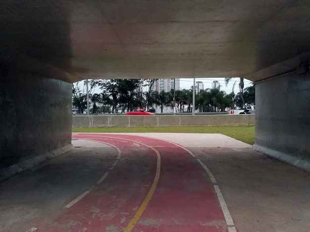 Vista del carril bici debajo de la avenida en Sao Paulo.