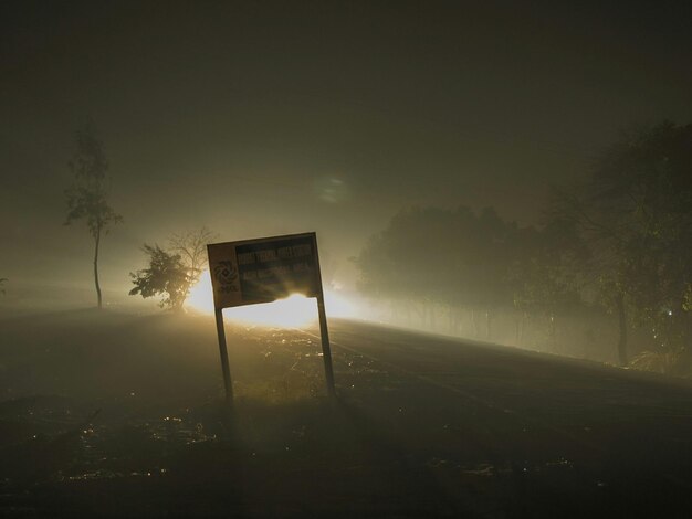 Foto vista de un cartel en la carretera por la noche