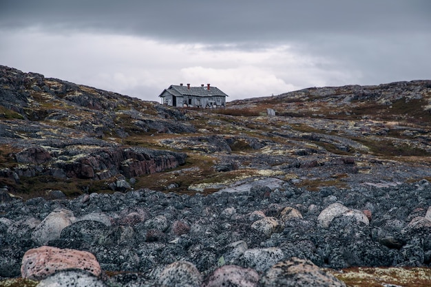 Vista de una casa abandonada en una colina