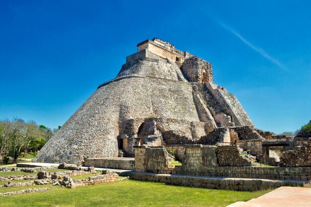 Vista de la casa del Adivino. Sitio arqueológico de Uxmal, ubicado en Yucatán. Hermosa zona turística.