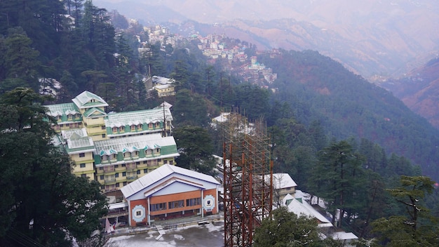 Vista de la casa de la ciudad de Himachal en las montañas