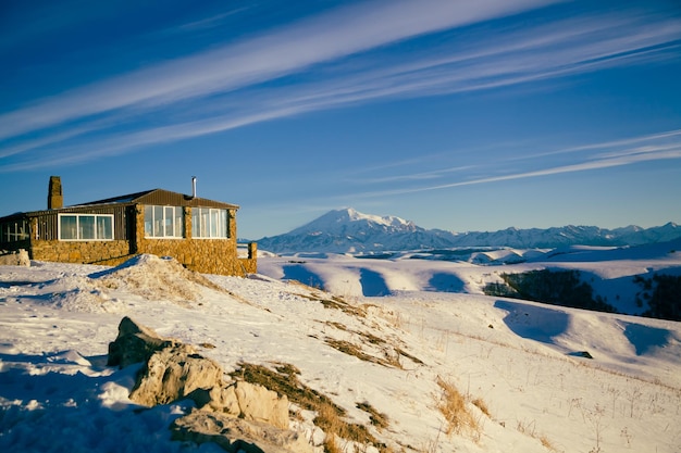 Vista de la casa de invierno en las montañas nevadas.