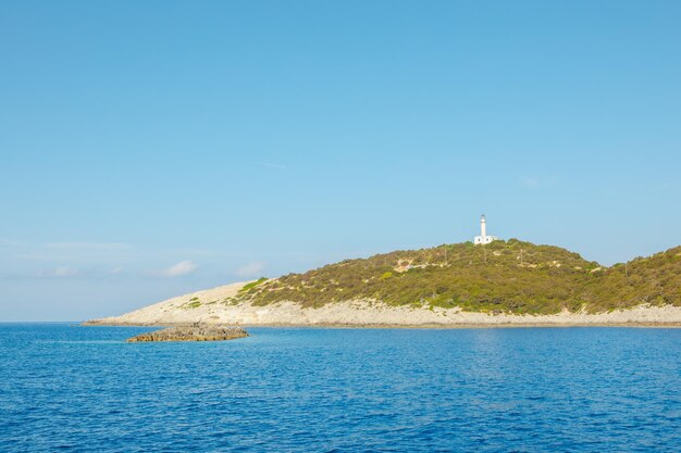 Vista de la casa de la luz de la isla de Lefkada desde el mar día soleado de verano Grecia