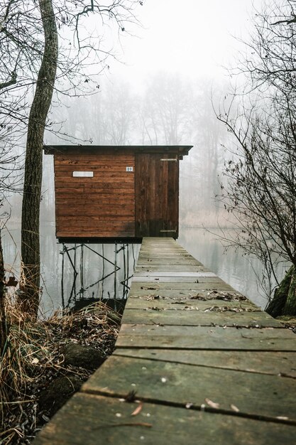 Vista de una casa de madera contra el cielo durante el invierno