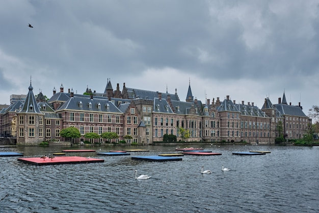 Vista de la Casa del Parlamento Binnenhof y el lago Hofvijver con cisnes. La Haya, Holanda
