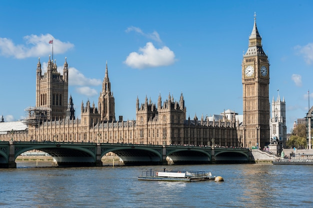 Foto vista de la casa del parlamento con el río támesis en londres