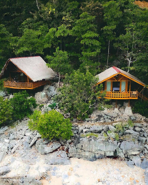 Foto vista de la casa por el río en el bosque