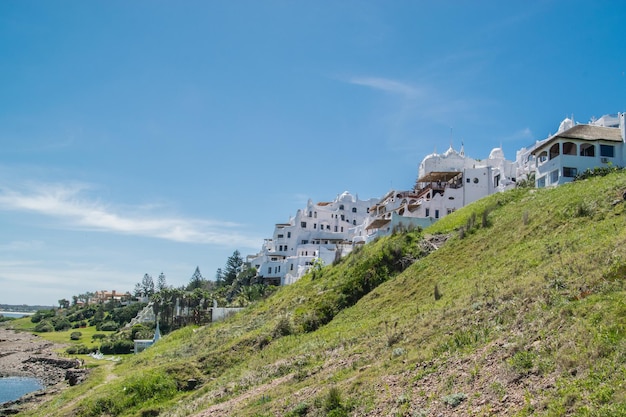 Una vista de Casapueblo en Punta Ballena