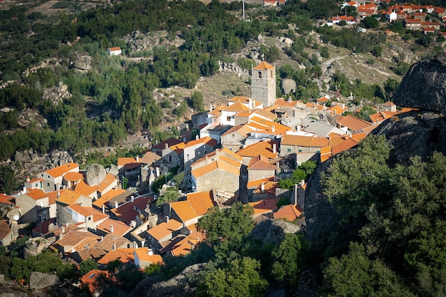 Vista de las casas en una aldea de Monsanto en Idanhaanova, Portugal