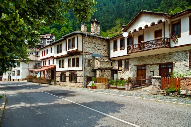 La vista de las casas en la aldea de Shiroka Laka en Bulgaria