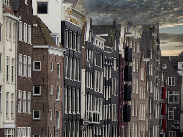 Vista de las casas antiguas de Amsterdam desde los canales