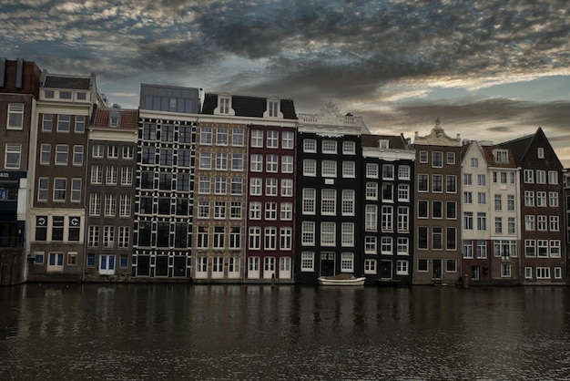 Vista de las casas antiguas de Amsterdam desde los canales