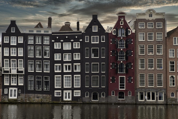 Vista de las casas antiguas de Amsterdam desde los canales