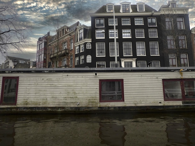 Vista de las casas antiguas de Amsterdam desde los canales