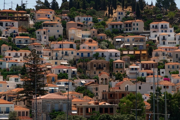 Vista a casas blancas con tejados rojos de la ciudad de poros, islas sarónicas, isla de poros, grecia. modelo