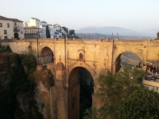 Vista de casas contra el cielo despejado con pared arqueada en primer plano