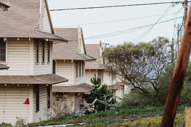Vista de las casas contra el cielo