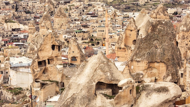 Vista de las casas cueva de la mezquita y la roca en Capadocia. Pavo