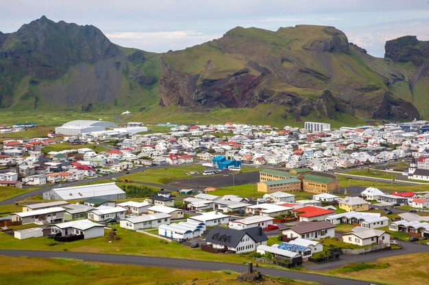 Vista de las casas y edificios en la isla Heimaey del archipiélago Vestmannaeyjar Islandia