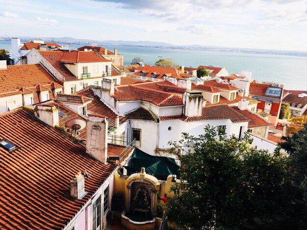 Foto vista de las casas frente al mar desde un ángulo alto