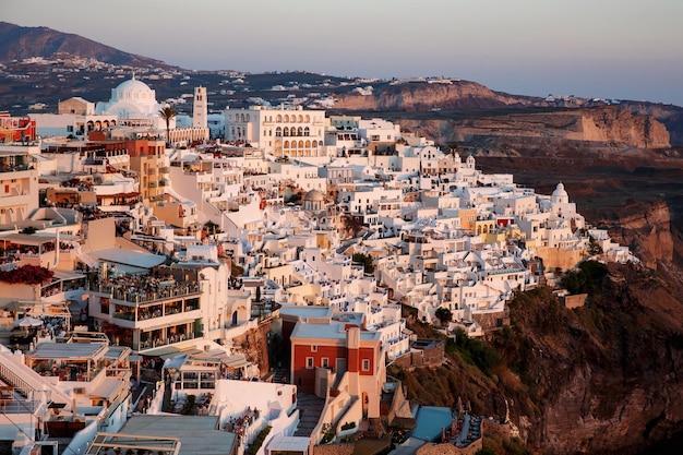 Vista de casas griegas blancas en la costa del mar de la isla Grecia de Santorini