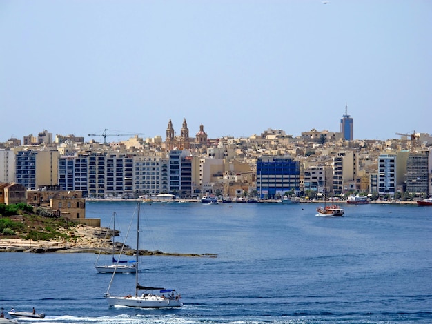 La vista de las casas nuevas de Sliema Malta