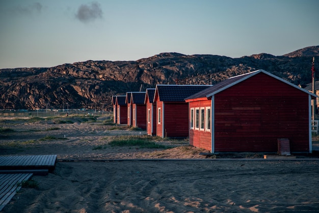 vista de las casas en la playa más allá del Círculo Polar Ártico