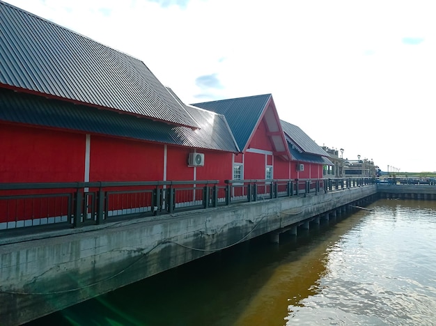 Vista de las casas rojas y el lago.