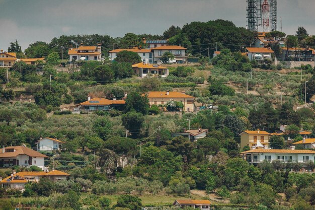 Foto vista de casas con tejados rojos en una colina eslovenia