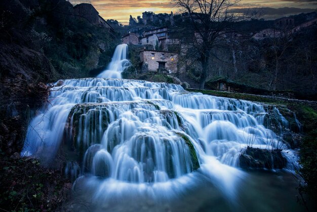 Foto vista de la cascada desde un ángulo bajo