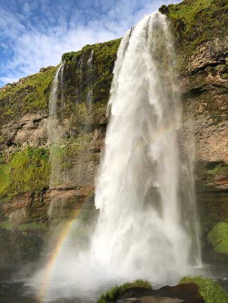 Foto vista de la cascada desde un ángulo bajo