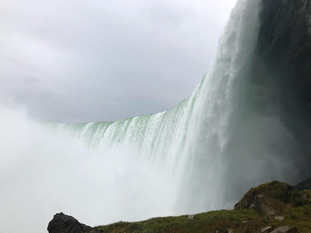 Vista de la cascada desde un ángulo bajo