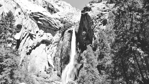 Vista de la cascada desde un ángulo bajo