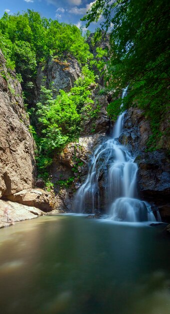 Vista de la cascada en el bosque Erikli cascada Yalova