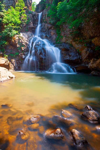 Vista de la cascada en el bosque Erikli cascada Yalova