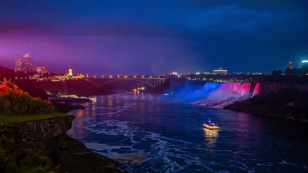 Vista de la cascada de las Cataratas del Niágara desde Ontario, Canadá